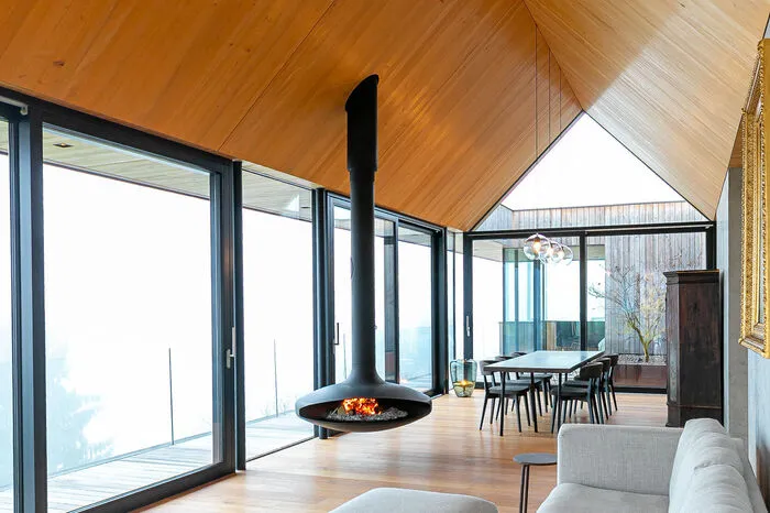 Statt der üblichen etwa 25 Prozent an Glasflächen, die großflächig meist im Wohnraum zum Einsatz kommen, besteht das gesamte Haus zu 70 Prozent aus Glas.