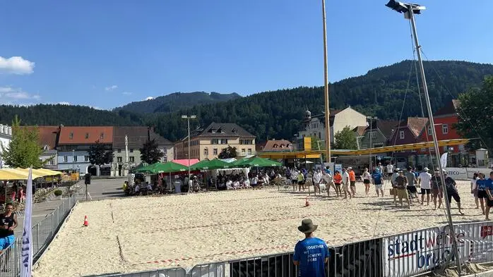 Urlaubsgefühl kam am Freitag nicht nur wegen der hohen Temperaturen auf: Beim „Beach an der Mur 2026“ verwandelt sich ein Teil des Hauptplatzes in Bruck in eine Sandfläche, daneben Sonnenschirme und kühle Getränke.