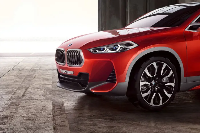 Die flach konturierten Scheinwerfertuben zeigen das klassische BMW-Doppelrunderscheinungsbild in einer hexagonalen Interpretation.