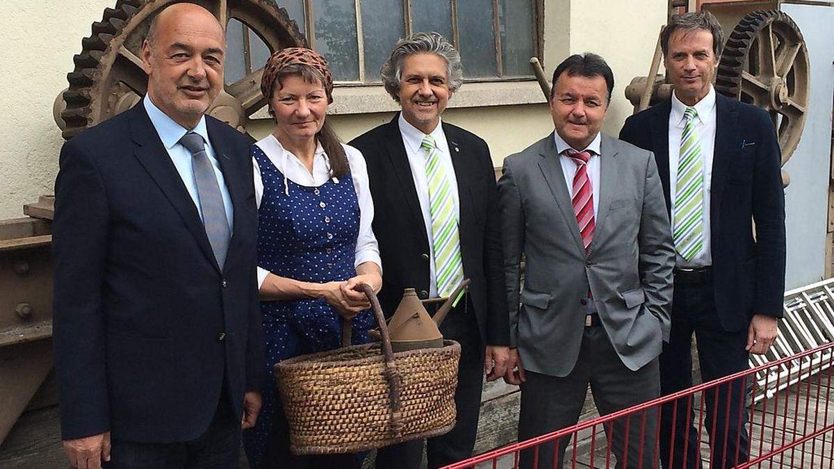 Gruppenbild mit Dame: Laternenanzünderin Helga Papst mit Manfred Wegscheider, Christian Wohlmuth, Gottfried Sapetschnig und Fritz Kratzer (v.l.)