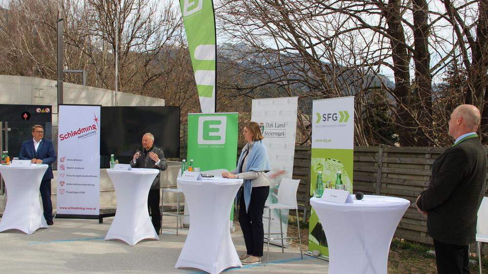 Zur Präsentation waren neben Wirtschaftslandesrätin Barbara Eibinger-Miedl auch Vorstandsdirektor Martin Graf und Vorstandssprecher Christian Purrer von der Energie Steiermark nach Schladming gekommen