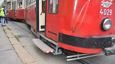 Von Bim erfasst: 13-Jährige in Lebensgefahr