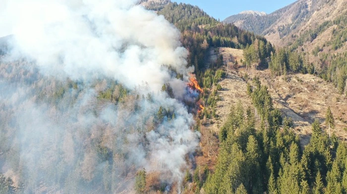 Feuerwehrleute berichten von Stichflammen, die bis zu 20 Meter hoch waren.