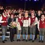 Helmut Grangl (M.) scheidet nach 35 Jahren als Kapellmeister aus, seine Tochter Kerstin (4. v. l.) übernimmt