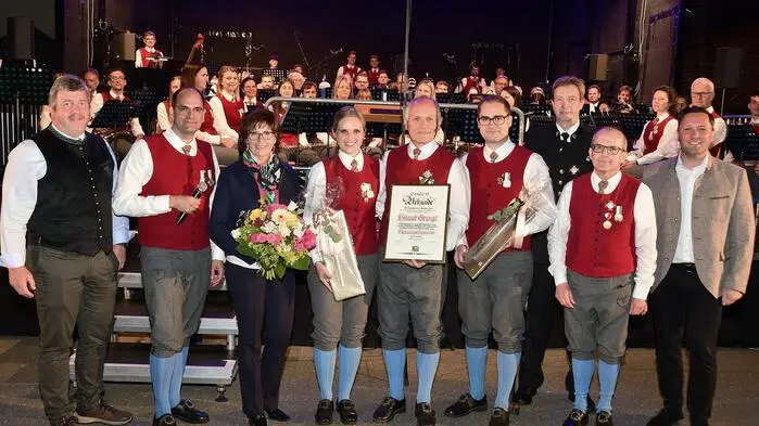 Helmut Grangl (M.) scheidet nach 35 Jahren als Kapellmeister aus, seine Tochter Kerstin (4. v. l.) übernimmt