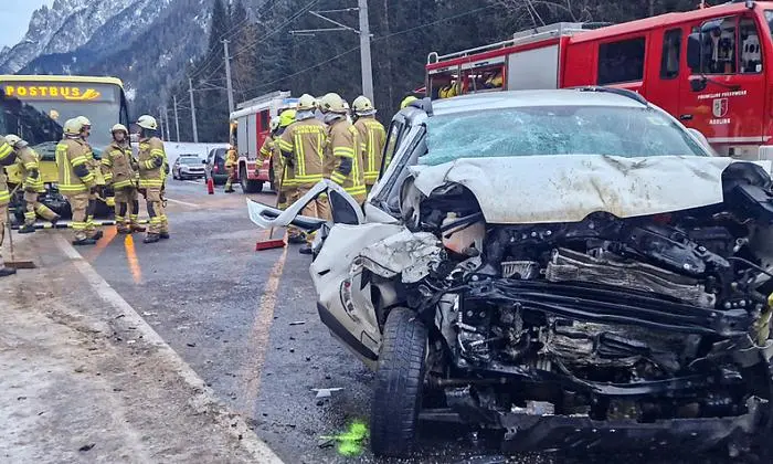 Das Auto kollidierte mit einem Linienbus. Die Frau und ihre zwei Söhne (7 und 10 Jahre) überlebten das Unglück nicht