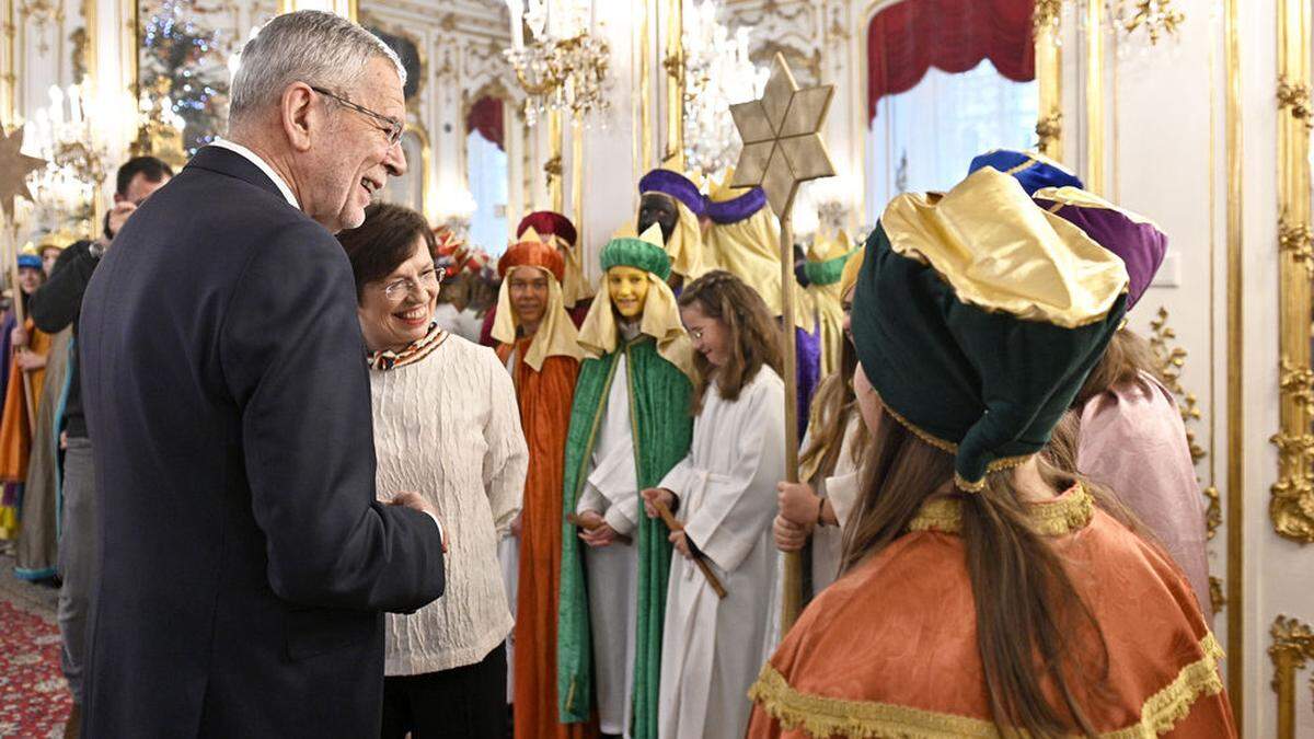 Bundespräsident Alexander Van der Bellen bedankt sich bei den Sternsingern