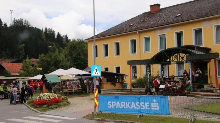 In Afling (Gemeinden Bärnbach und Kainach) versteht man Feste zu feiern, besonders das alljährliche Dorffest.