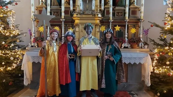 Die Sternsinger Jana, Valentina, Luis und Emma aus St. Nikolai im Sausal.