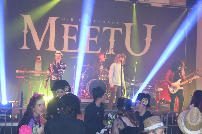 Die Partyband MeetU sorgte vom ersten Lied an für eine volle Tanzfläche und absolute Partystimmung.