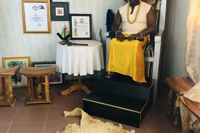 König Mlapa VI. auf seinem Thron in Togoville: 2018 übernahm Fioga Joel Kwassi Mensah, wie er mit bürgerlichem Namen heißt, diese Rolle, die der eines Bürgermeisters ähnelt. Sein Vorfahre Mlapa III. besiegelte mit dem deutschen Forscher und Beamten 1884 einen Schutzvertrag, aus dem Deutschland seine Ansprüche auf das gesamte spätere Togo ableitete.