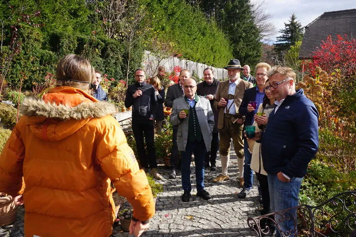 Bei den „Hängenden Gärten der Sulamith“ in St. Kathrein am Offenegg, dem 4000 Quadratmeter großen botanischen Garten im Almenland, konnte die Reisegruppe ihren Blick über die außergewöhnliche botanische Vielfalt an Bäumen, Sträuchern, Heilkräutern und viele weitere Raritäten schweifen lassen und durch die einzelnen Themengebiete des Gartens schlendern.