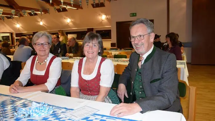 Mit einem feierlichen Bieranstich startete am Samstag in Aflenz ein Abend voller Tanz, Musik und Gemeinschaft