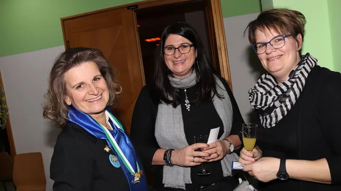 Zahlreiche Gäste fanden sich im Volksheim für einen närrischen Abend ein.