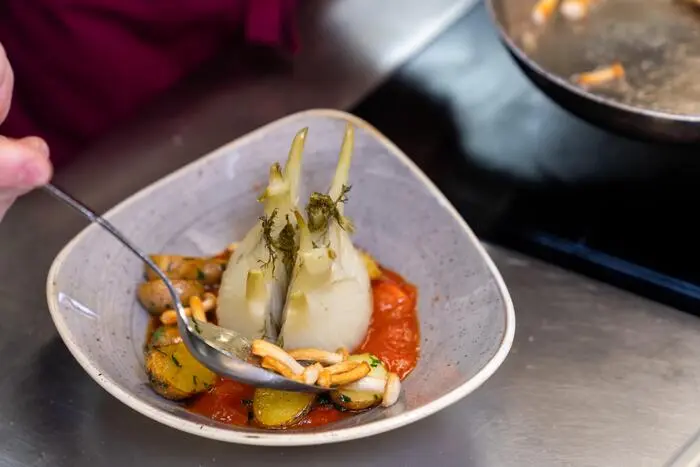 Der geschmorte Fenchel wird mit einer Tomatensauce, Babyerdäpfeln und Pilzen der Saison kombiniert.