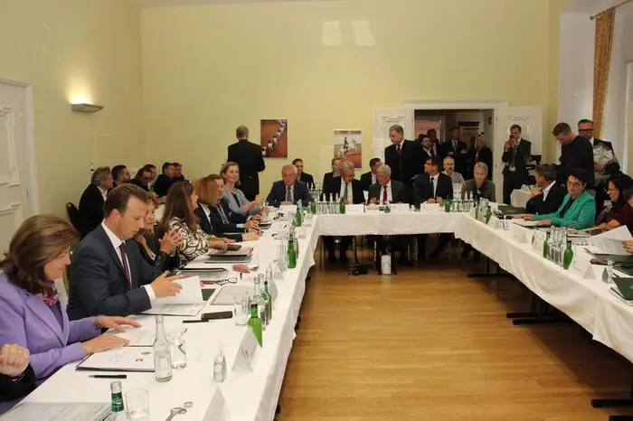 Am 1. September 2023 fand die erste Konferenz der beiden Landesregierungen statt, mit dem Ziel, künftig noch enger zusammenzuarbeiten, um die Herausforderungen der Zukunft gemeinsam zu bewältigen.