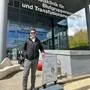 Nico Angermann vor dem Krankenhaus in Graz