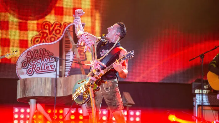 Ein "riesengroßes Highlight" sind die beiden Heimspiele in Schladming für Andreas Gabalier - und seine Fans sehen das mindestens genauso. Muskeln zeigend startete er das Konzert. Und wurde durchgehend gefeiert.