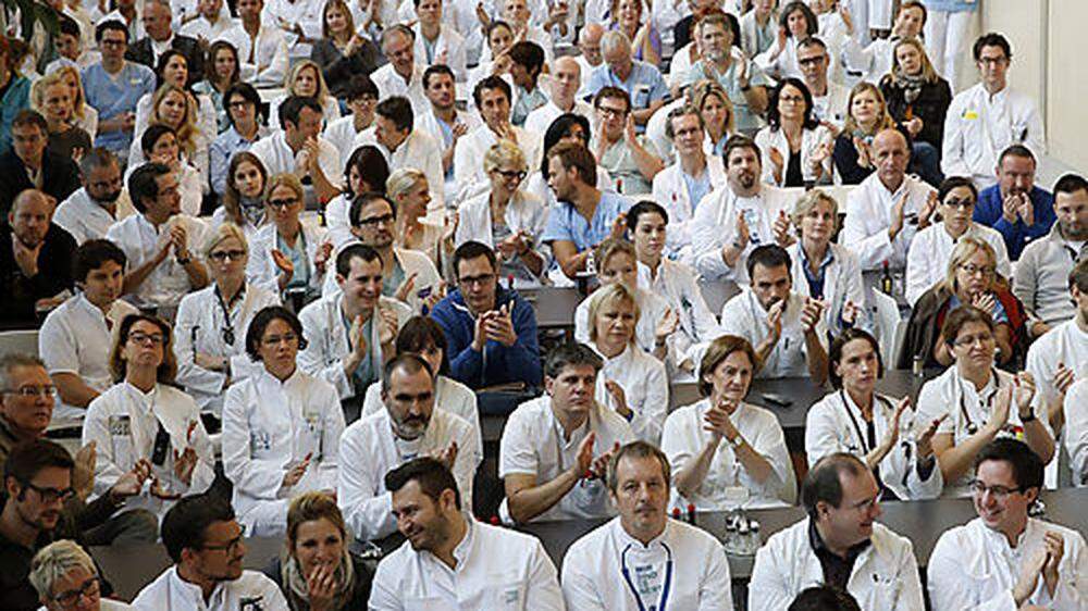 Im Klinikum Klagenfurt demonstrierten die Ärzte am Freitag Einigkeit 