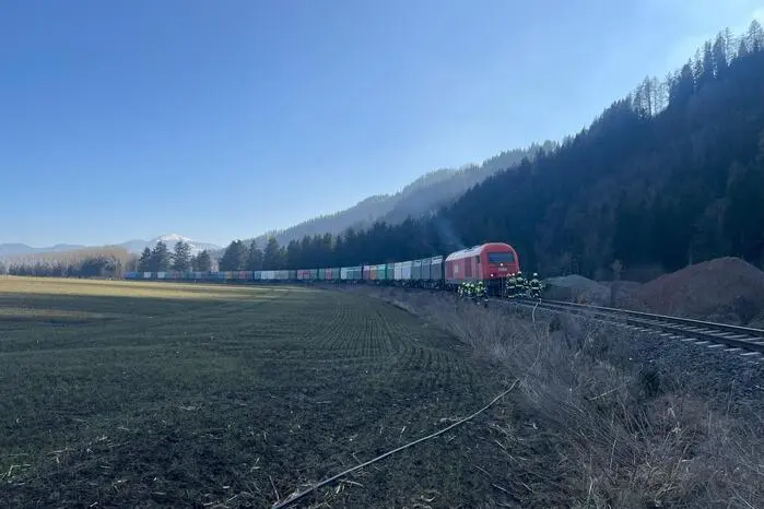 Auf der (Güter-)Strecke zwischen Fohnsdorf und Pöls-Oberkurzheim begann aus unbekannter Ursache eine Lok zu brennen.