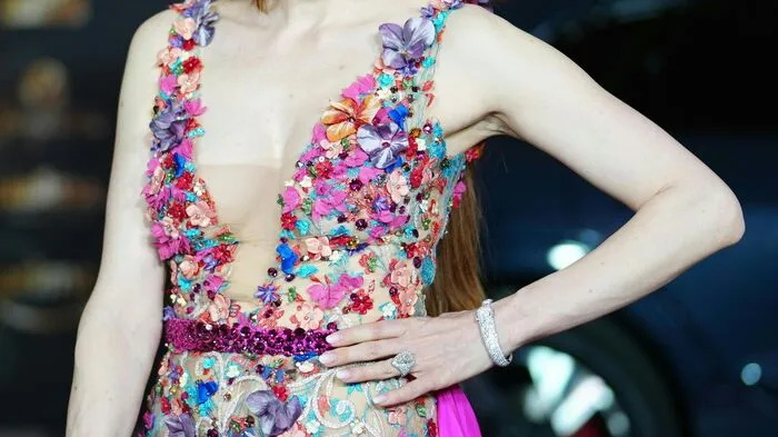 Model und Schauspielerin Barbara Meier zeigte sich hauchzart, floral eingehüllt.