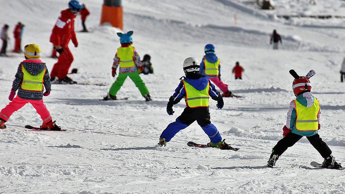 Nicht nur Skier können ausgeborgt werden. Auch Schneeschuhe und Langlaufskier stehen im Angebot (Sujetbild)