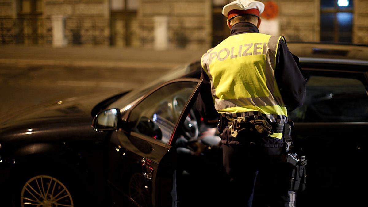  Der 42-Jährige besaß keinen Führerschein, weil er ihm schon früher wegen Alkohol am Steuer entzogen worden wa