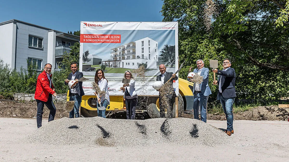 Franz Ferner (Volkshilfe Steiermark), Alexander Reiter (Siedlungsgenossenschaft Ennstal), Landtagsabgeordnete Michaela Grubesa, Roswitha Glashüttner, Landesrat Johann Seitinger, Wolfram Sacherer,  Alfred Bernhard (Sozialhilfeverband Liezen)