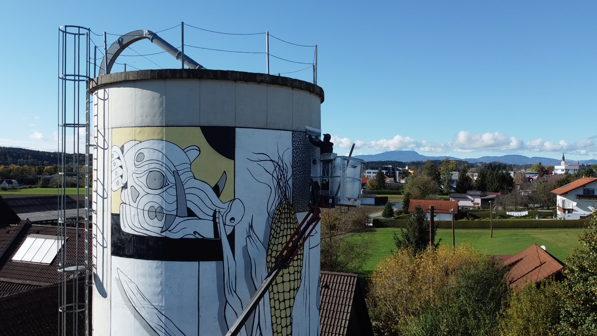 Gernot Passath und David Leitner gaben dem Hochsilo in Wünschendorf bei Gleisdorf Farbe