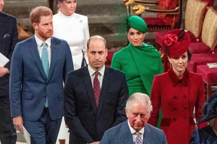 Harry, William, Meghan, Kate und Charles auf dem Weg zu ihren Plätzen in der Kirche.