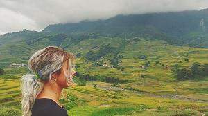 Lisa-Marie Schlag blickt in Vietnam auf die Reisfelder