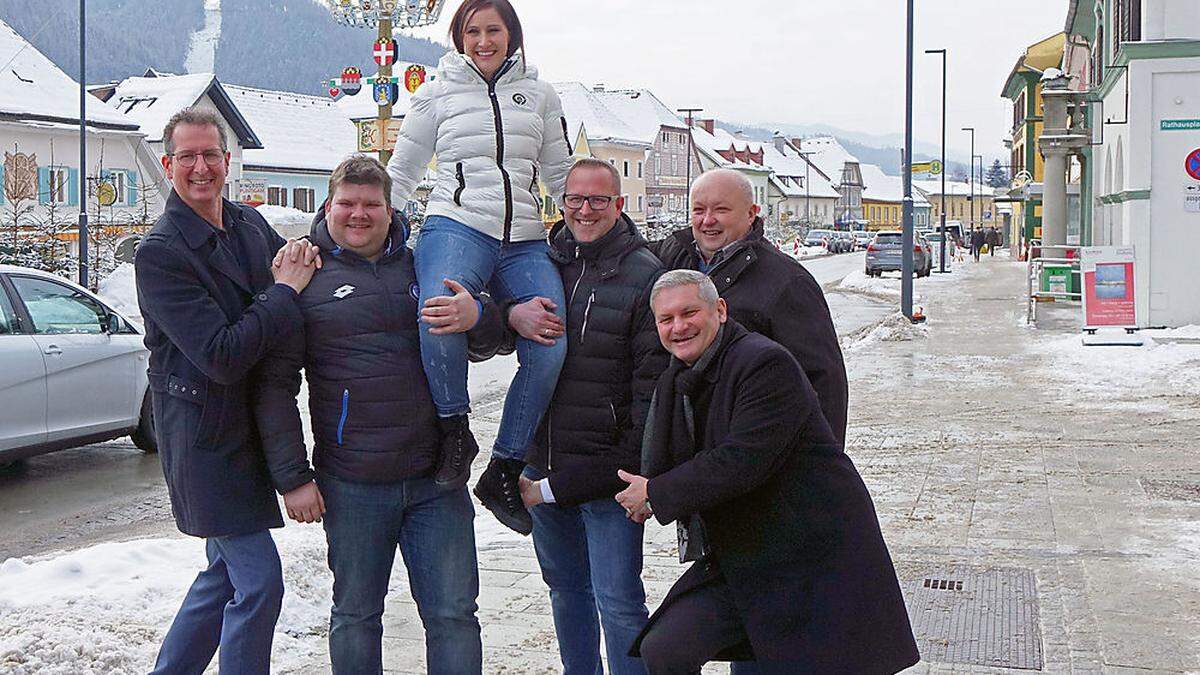 Hoch die neue Obfrau! Schöffmann, Spruzina, Teuber-Weckersdorf, Weis und Deschmann (v. l.), vorne Bürgermeister Sander