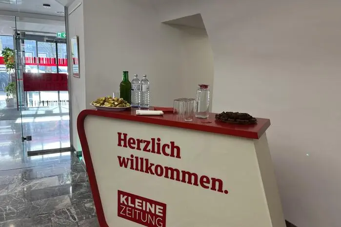 Bei Kaffee, kühlen Getränken, Mehlspeise und kleinen Snacks diskutierten die Gäste das künstlerische Schaffen