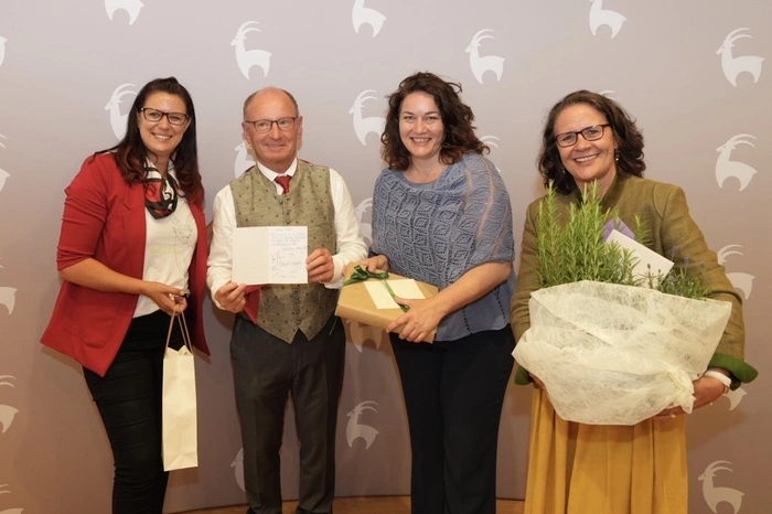 Umgeben von drei Nationalparkreferentinnen: Sara Schaar (Kärnten), Peter Rupitsch, Ingrid Felipe (Tirol), Daniela Gutschi (Salzburg)