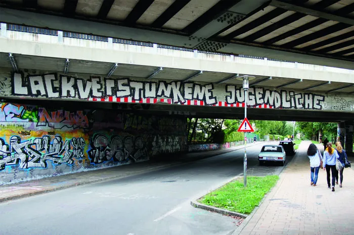 Am Lendkanal (genauer an der Autobahn- und Eisenbahnrücke) entstand ab 2000 eine Szene.