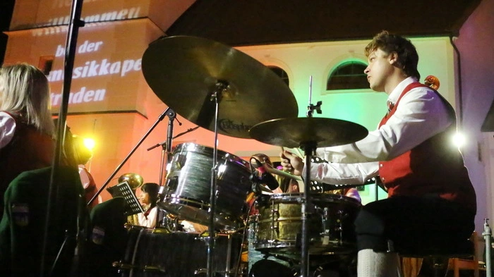 Kapellmeister Peter Lenz – er setzte sich auch ans Schlagzeug – und die Marktmusikkapelle Straden luden zu einer musikalischen Sommernacht.