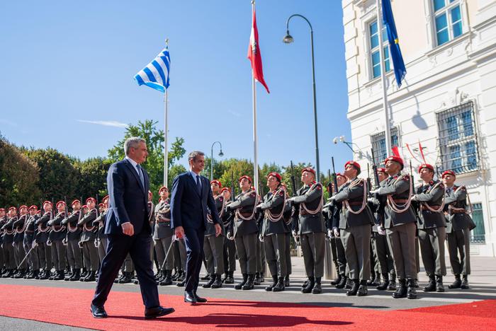 Militärischer Empfang | Der griechische Premier Kyriakos Mitsotakis wird auf dem Ballhausplatz mit militärischen Ehren empfangen