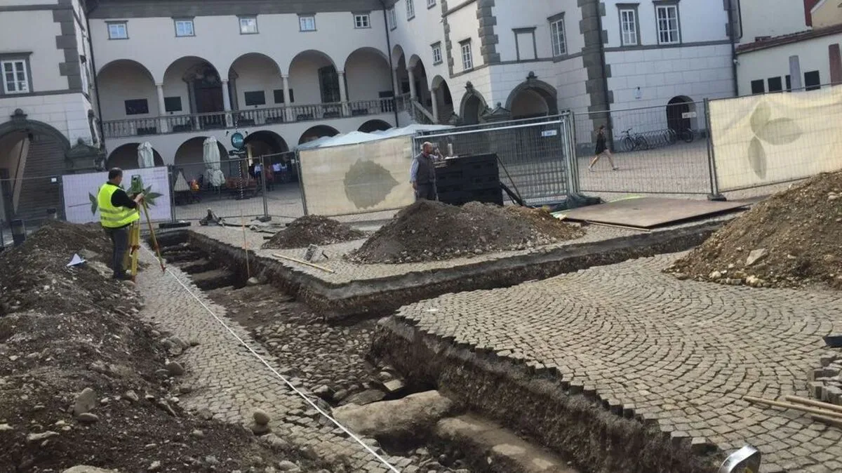 Katzenkopfpflaster wurde im Landhaushof entdeckt