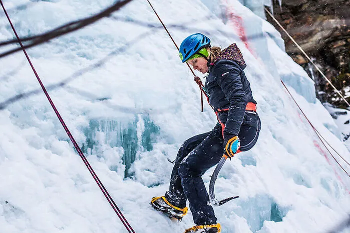 Eisklettern. Wagemutige können die Wand des Eisturms erklimmen, eine echte Eiswand, an denen man mit Guide und ausgerüstet mit Kletterschuhen, Seilen und Helm den Aufstieg an natürlichen Eiswänden erlernen kann.