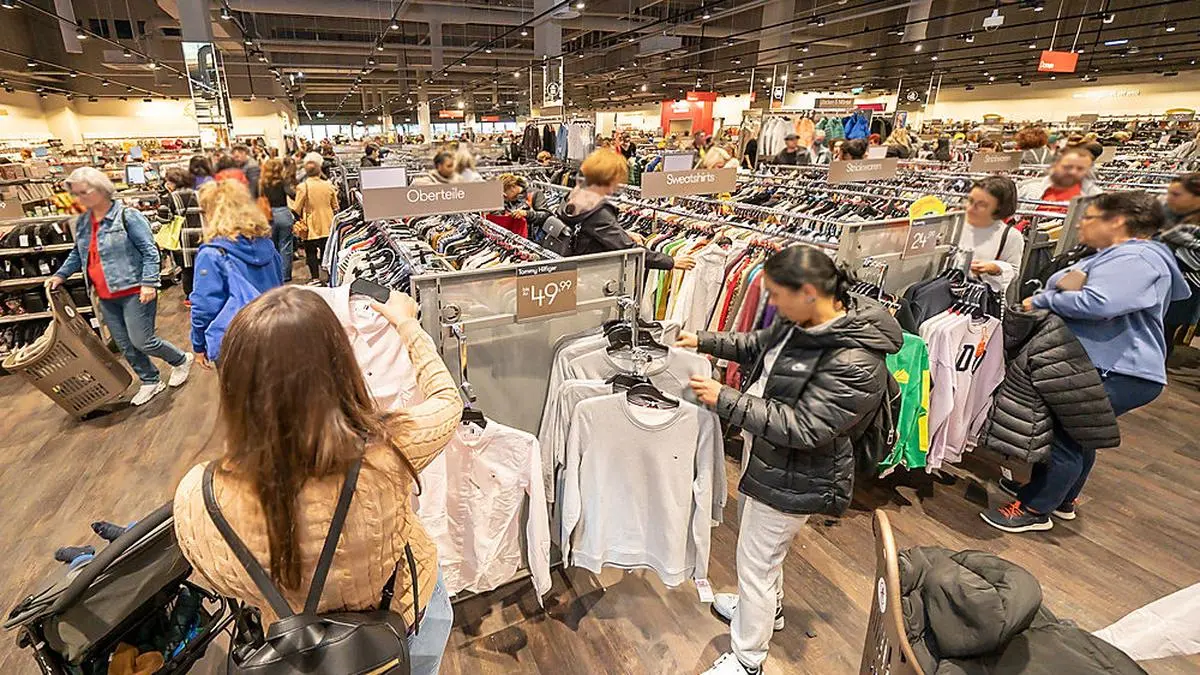 Das Interesse am neuen Laden ist am Eröffnungstag groß