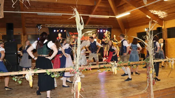 Ob Boarisch, Polka, Walzer oder Discofox, zur Musik von "Die jungen Wernberger" kamen sich viele Ballbesucher näher.