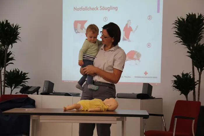 Personen, die beruflich oder in der Freizeit mit Kindern arbeiten, aber auch interessierte Eltern, Großeltern und ältere Geschwinster lernten im Kindernotfallkurs die wichtigsten Sofortmaßnahmen.