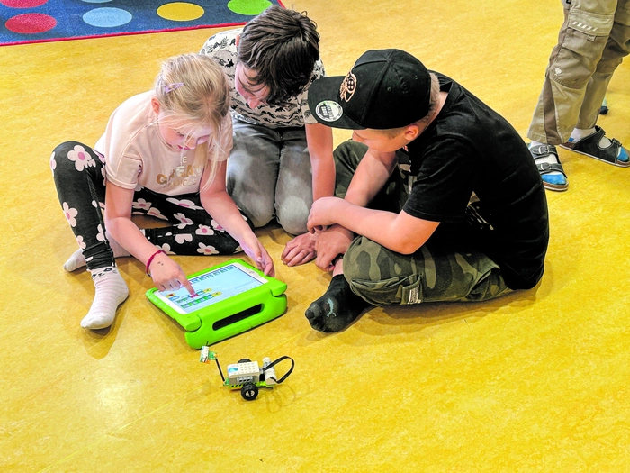 Die Schülerinnen und Schüler arbeiten in Gruppen an Projekten