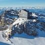 Die Dachsteinwarte oder Seethalerhütte auf 2.740 Metern ist die höchstgelegene Schutzhütte Oberösterreichs und ein beliebtes Ausflugsziel am Dachsteingletscher