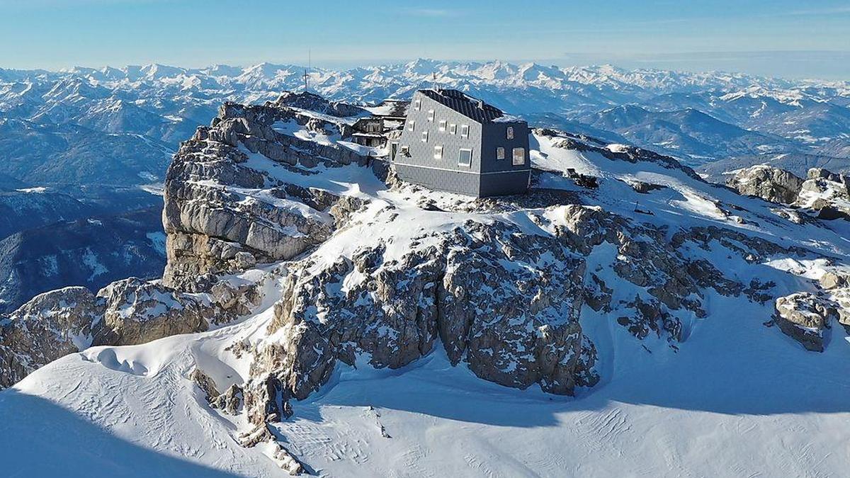 Die Dachsteinwarte oder Seethalerhütte auf 2.740 Metern ist die höchstgelegene Schutzhütte Oberösterreichs und ein beliebtes Ausflugsziel am Dachsteingletscher