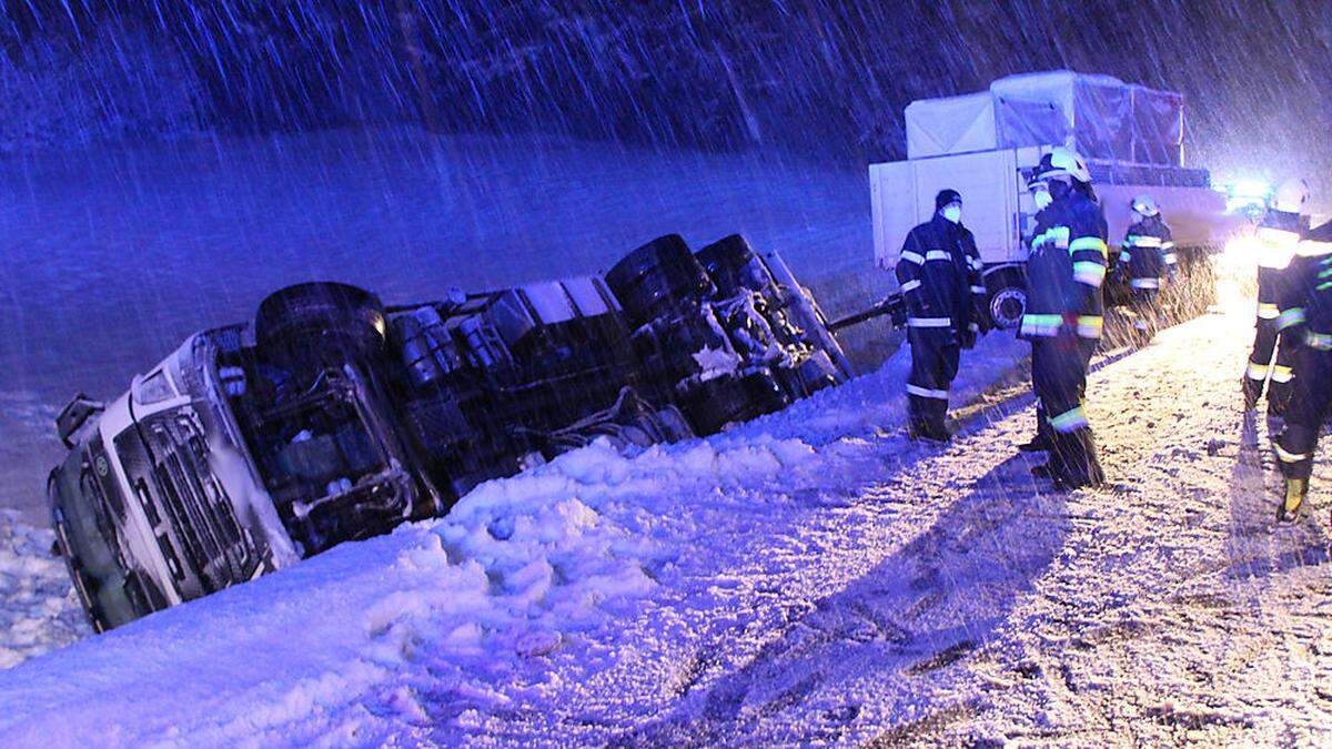 Mit rund 20 Mann waren die Feuerwehren Unterburg und Stainach im Einsatz