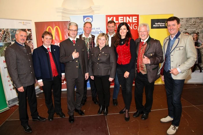 Fest der Stimmen in der Lodronschen Reitschule in Gmünd, am Bild Claus Faller ( Viz.Bgm.Gmünd ), Franz Josef Isak ( Ltg. Kä. Doppelsextett ), Dir Wilfried Pirker ( Raiffeisen Liesertal ), Franz Mörtl ( Ltg. 5 Gailtaler ), Dir.Petra Krämmer ( MC.Donalds Villach ), Sepp Faschauner ( Vorst.Mitglied Kärntnermilch ), Dani Di Bernardo (Organisation), Richi Di Bernardo ( Projektleiter ), Seppi Rukavina ( Moderator )