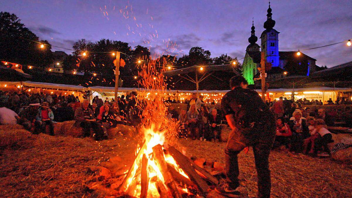 Täglich Live-Musik, Geflügelgerichte & Co: Bei freiem Eintritt wird zum „Gackern“ geladen