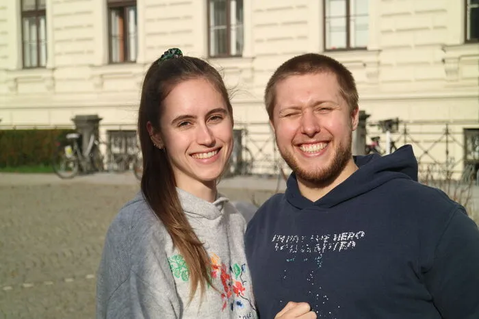 Anna Wulz (22) und Laurenz Fedotoff (26), die beide Molekularbiologie studieren, pflegen ihre sozialen Kontakte via Skype. "So habe ich auch Kontakt mit Freunden in anderen Städten", sagt Anna, die wie ihr Freund wieder mehr liest. Tutor Laurenz, der im Frühling unter der universitären Ungewissheit litt, konnte endlich einmal das Brotbacken probieren: "Jetzt kann ich meinen eigenen Sauerteig herstellen."