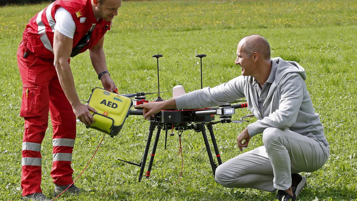 Die Drohne liefert den Defibrillator: In Kärnten wurde dieses Szenario bereits getestet. 